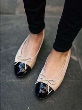 CHANEL Cream Lace Ballet Flats with Black Patent Cap-Toe Size 42/ Us Size 10